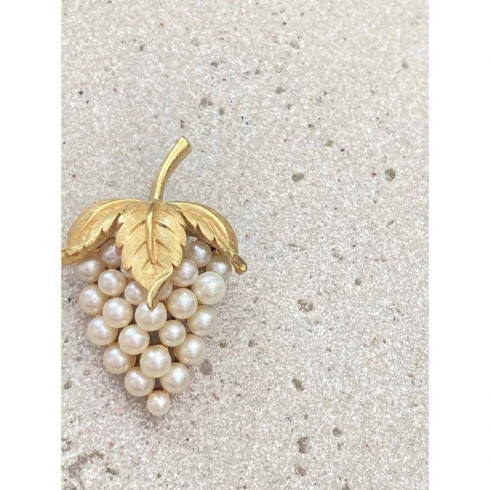 Vintage Crown Trifari Gold Tone Grape Brooch Faux‎ Pearl Cluster Leaf 1960s